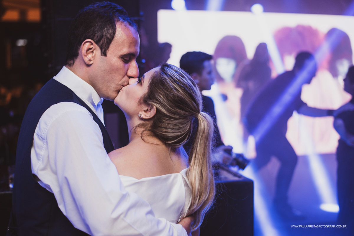 Noivos em festa de casamento