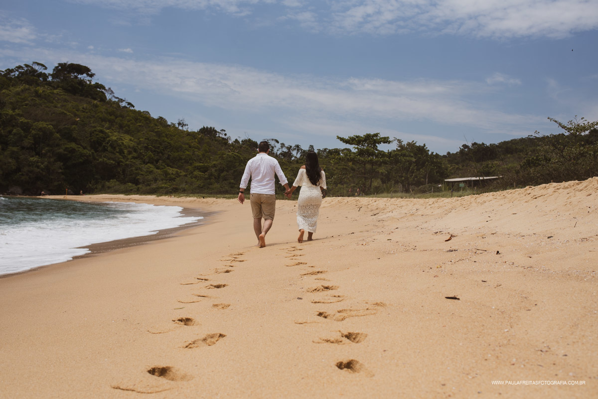 Fotos de casal caminhando na praia