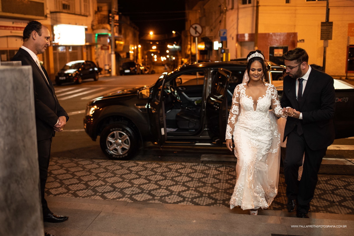 Noiva entrando na igreja