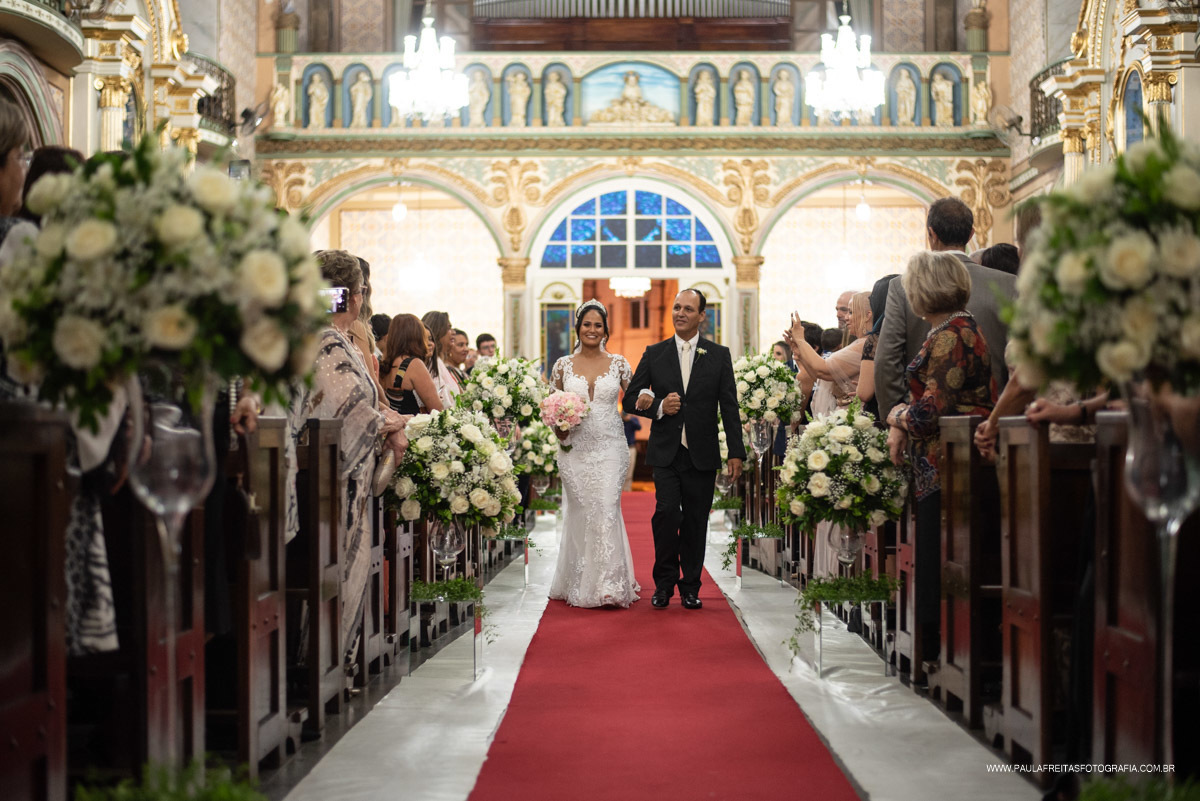 Entrada da noiva na igreja Santo Antônio de Guaratinguetá