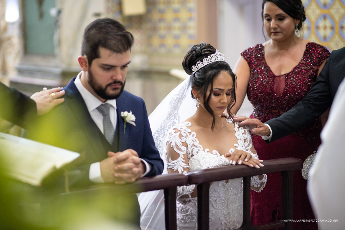 Noivos em oração na igreja
