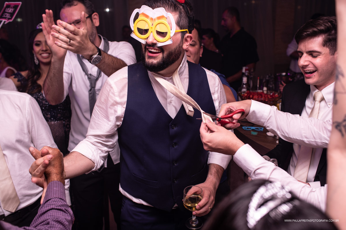 Cortando a gravata do noivo