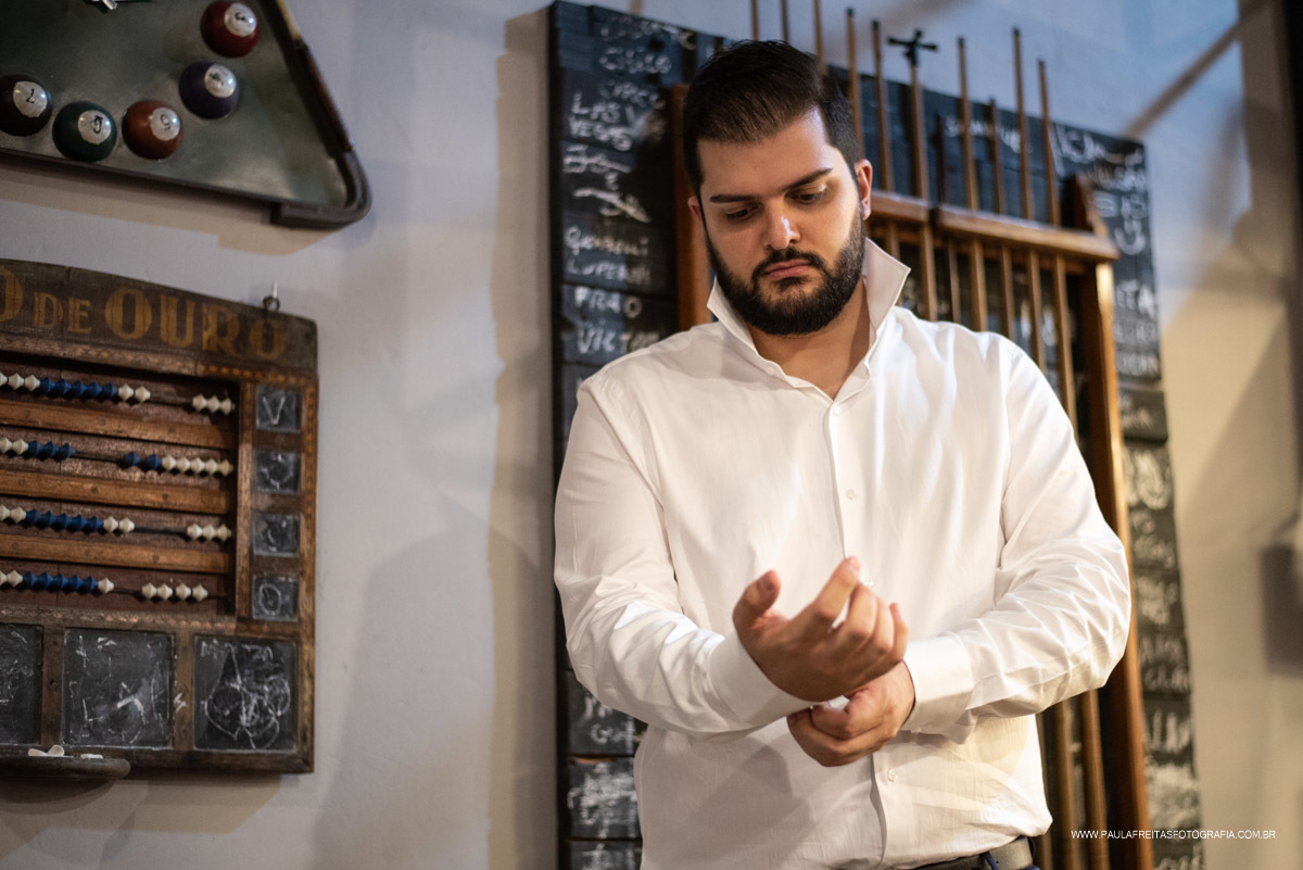 Noivo se arrumando para o casamento