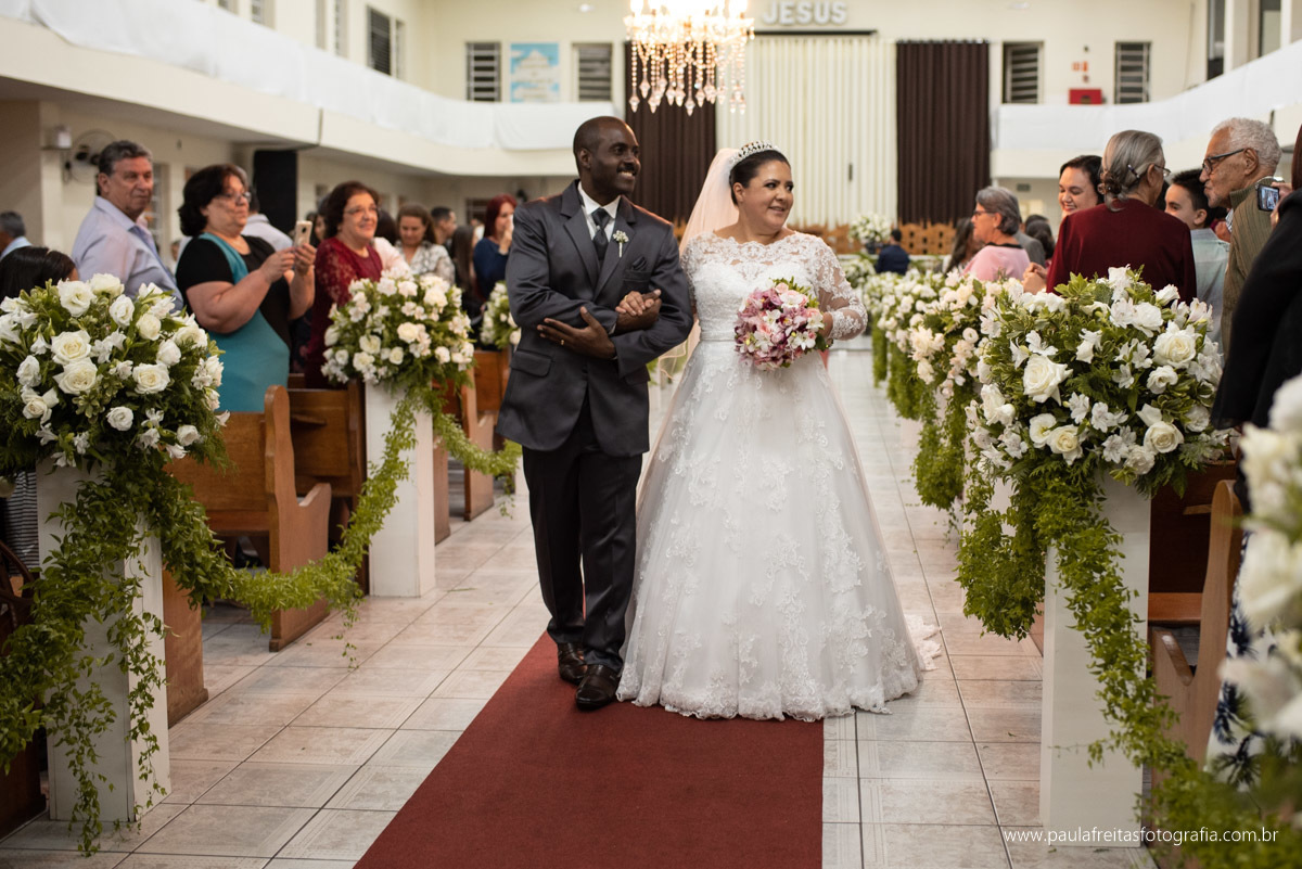 Saída dos noivos da igreja Assembleia de Deus em Guaratinguetá 