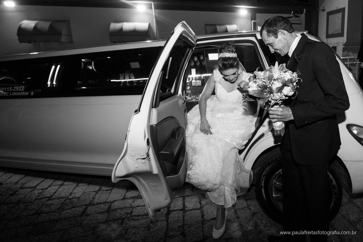 Noiva chegando de limousine 