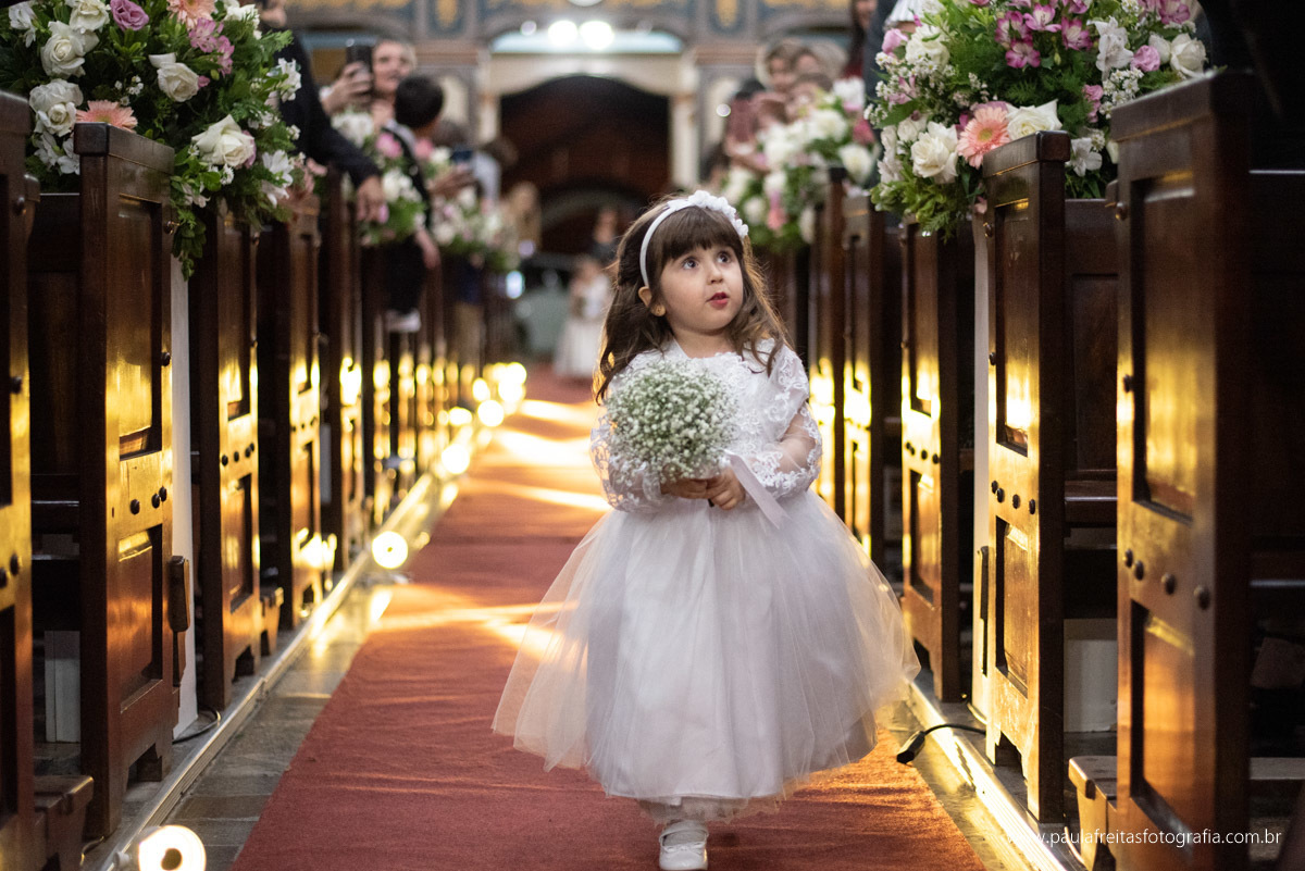 Dama de honra entrando na igreja 