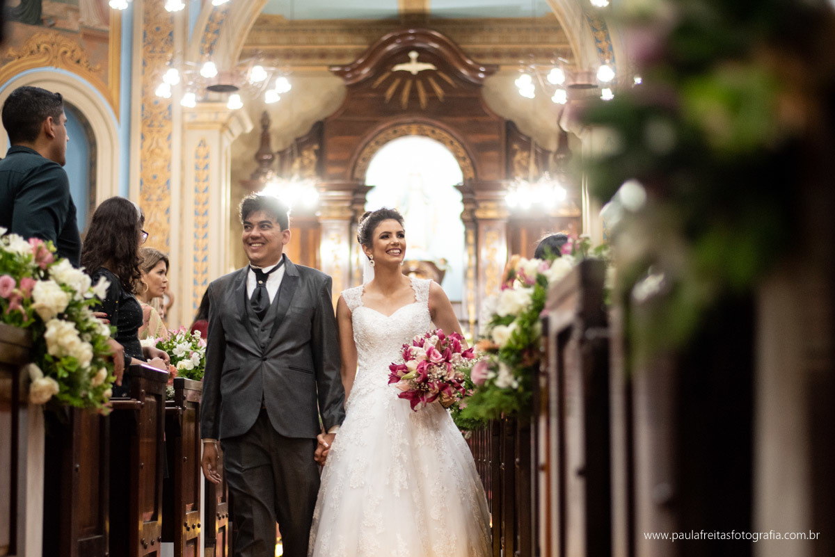 Noivos saindo da igreja Nossa Senhora das Graças 