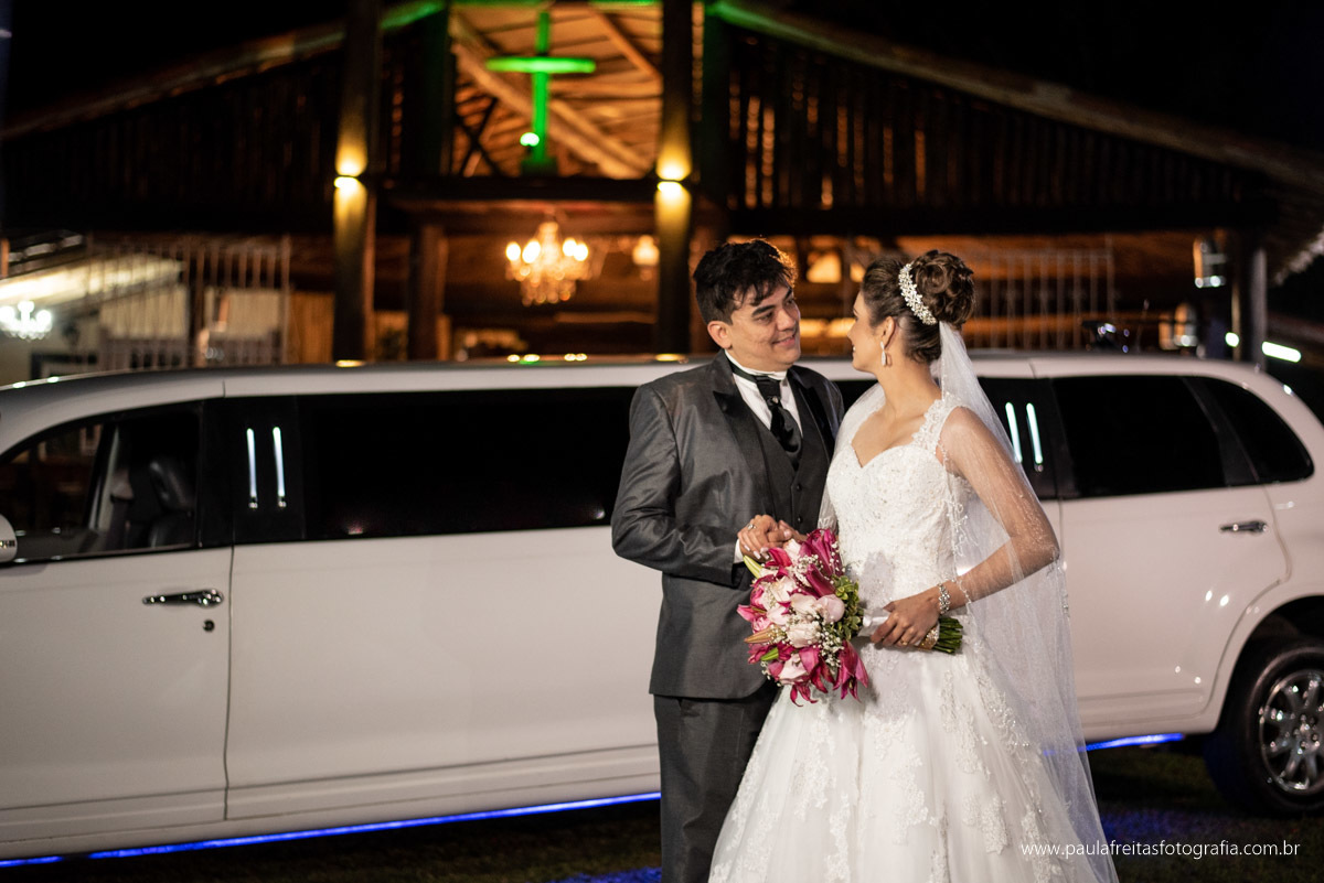 Noivos chegando de limousine na festa 