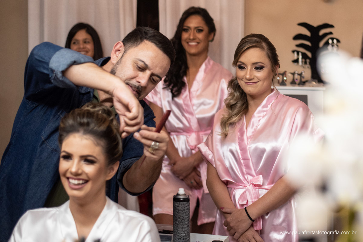 Noiva se arrumando para casamento 