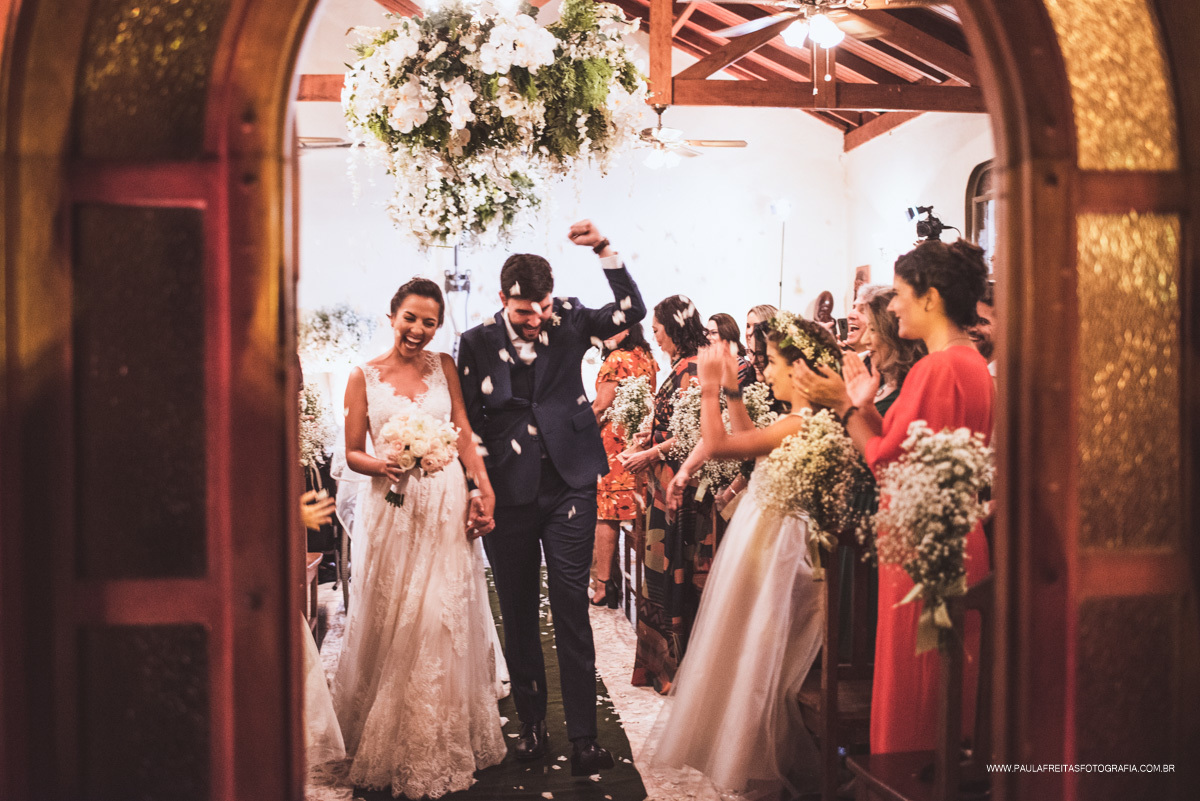 Noivos saindo da igreja 
Casamento em Hotel sete lagos 
Guaratinguetá - SP