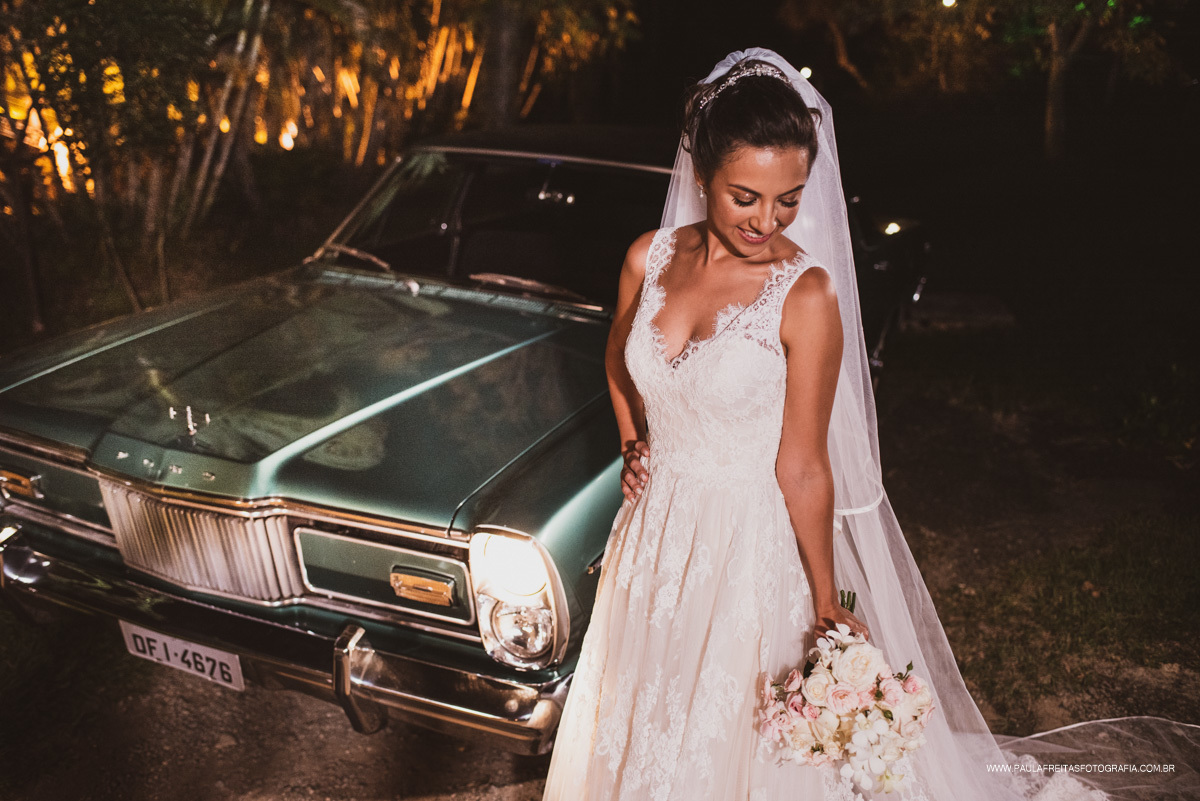 Noiva e carro antigo
Casamento em Hotel sete lagos 
Guaratinguetá - SP