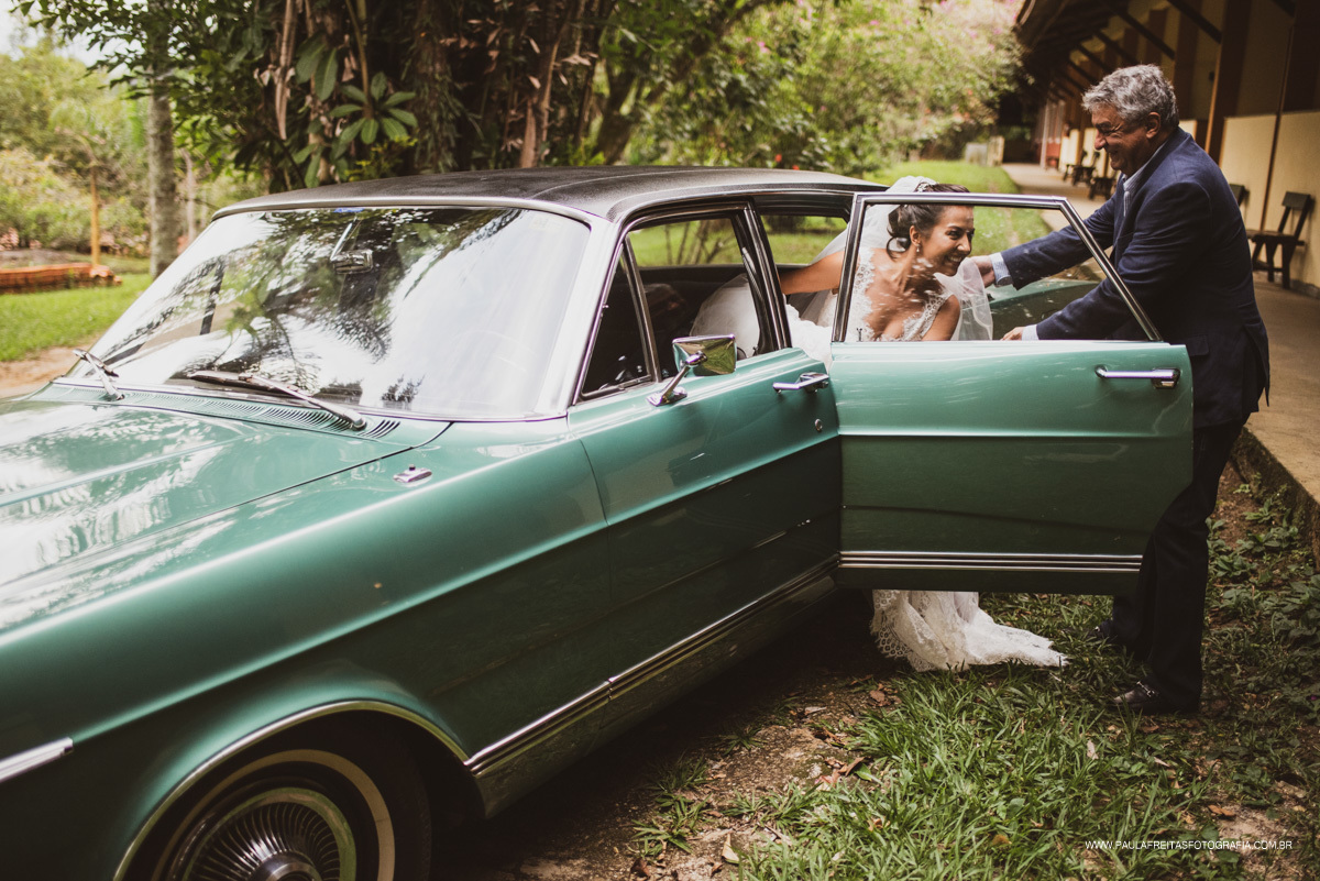 Carro antigo levando a noiva 
Casamento em Hotel sete lagos 
Guaratinguetá - SP