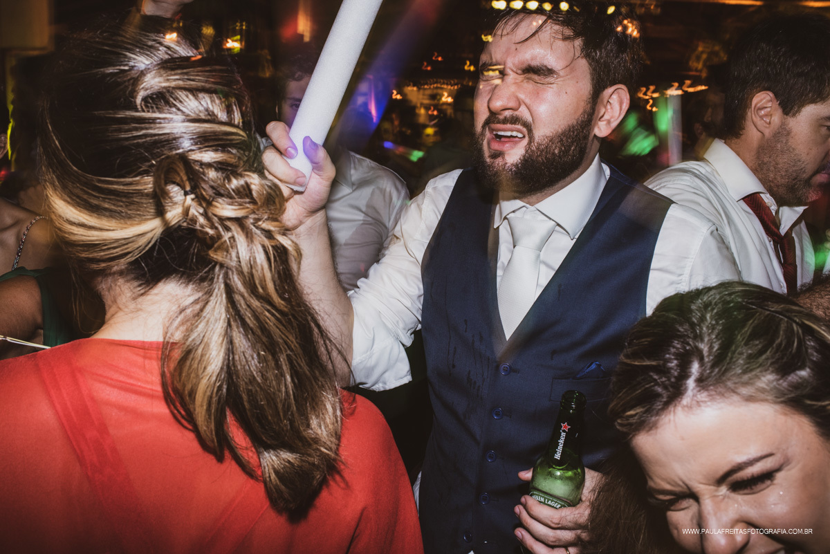 Noivo bebendo
Casamento em Hotel sete lagos 
Guaratinguetá - SP