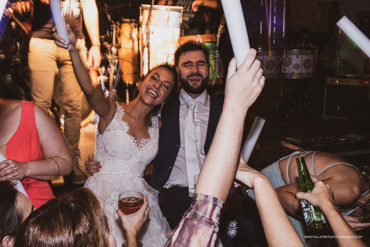 Noivos dando risada
Casamento em Hotel sete lagos 
Guaratinguetá - SP