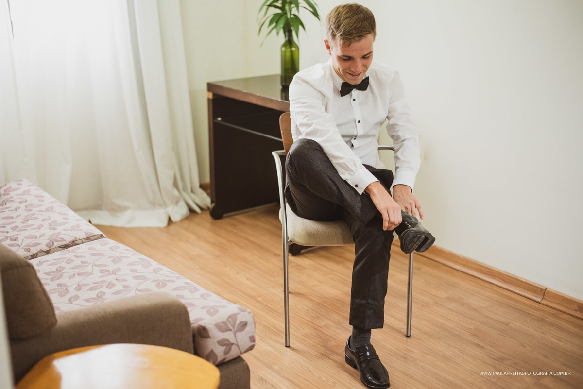 Noivo se arrumando para casamento