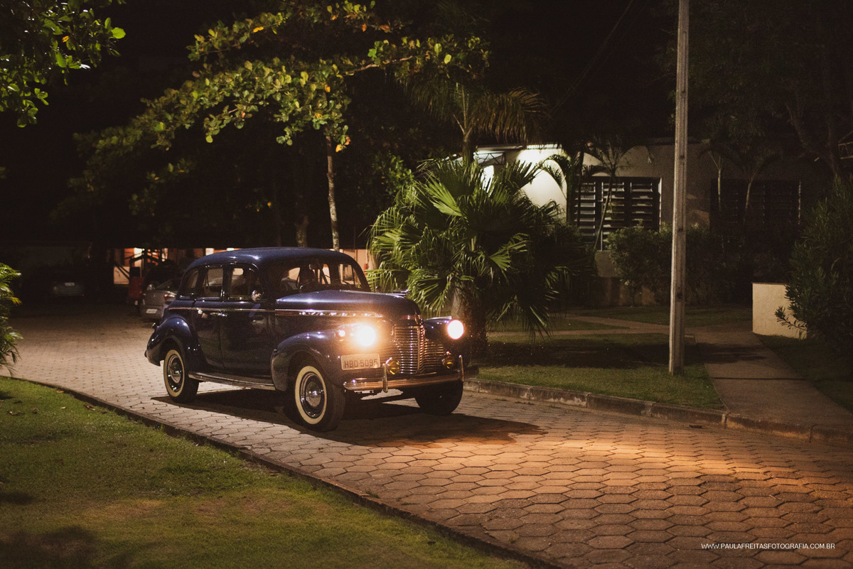 Noiva chegando em carro antigo