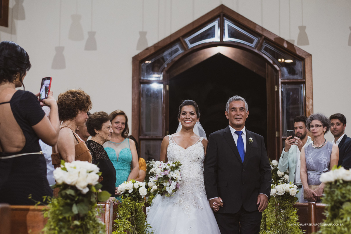 Entrada da noiva na igreja Fazenda Esperança