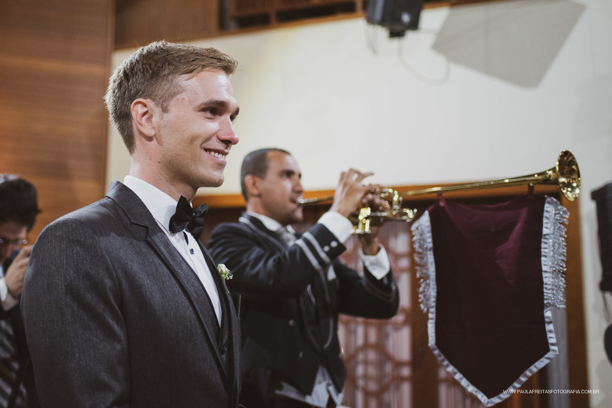 Noivo esperando a noiva chegar