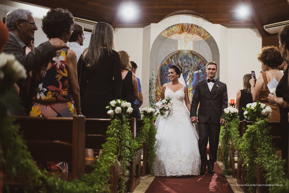 Noivos saindo da Capela do Centro Masculino - Fazenda Da Esperança