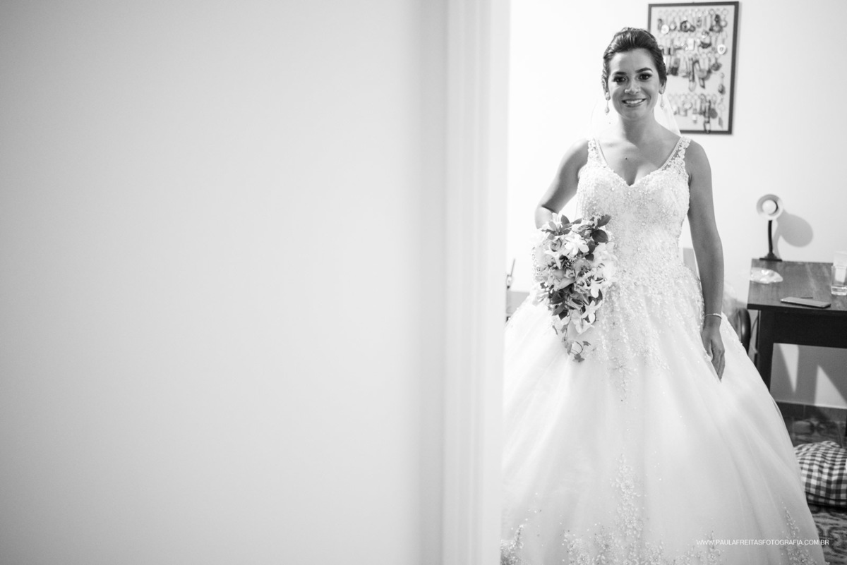 Vestido de noiva e buquê da noiva