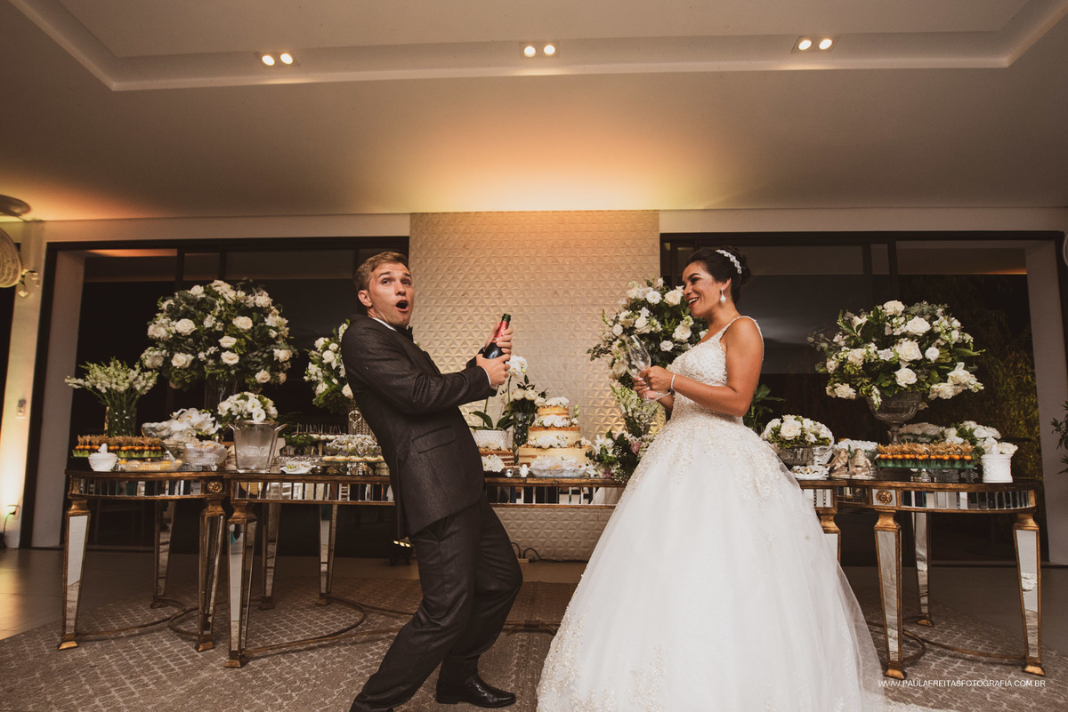 Noivos brindando em casamento no Recanto do Bosque