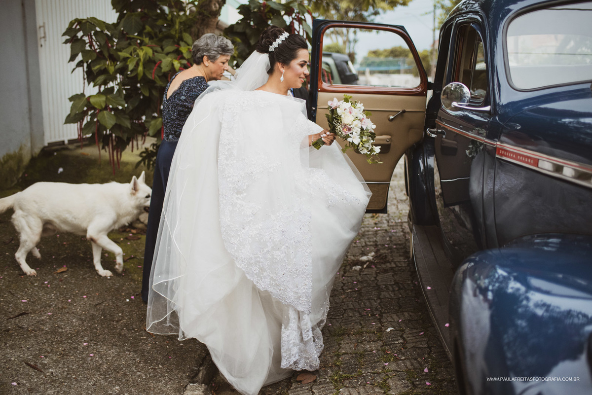 Noiva entrando no carro para casamento