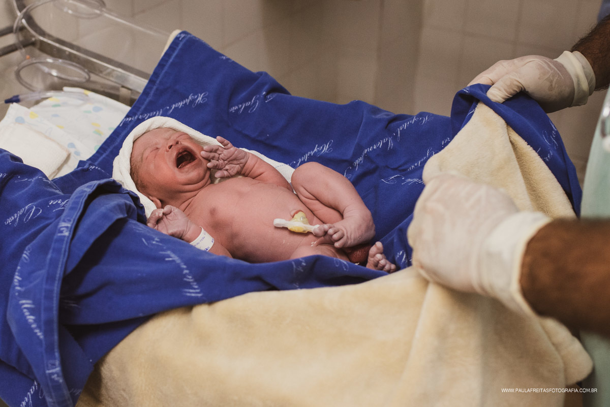 Bebê nascendo no Hospital Frei Galvão em Guaratinguetá-SP