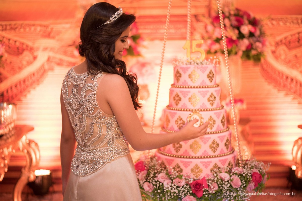 festa-de-debutante-15-anos-dourada-da-maria-celia-realizado-em-guaratingueta-sp-fotografado-por-paula-freitas-fotografia-e-video-de-supimpa (34)