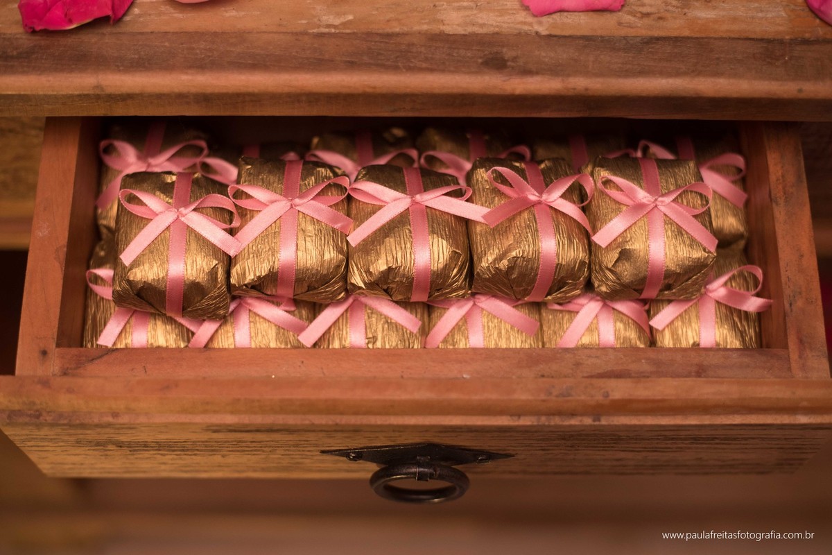 festa-de-debutante-15-anos-dourada-da-maria-celia-realizado-em-guaratingueta-sp-fotografado-por-paula-freitas-fotografia-e-video-de-supimpa (34)