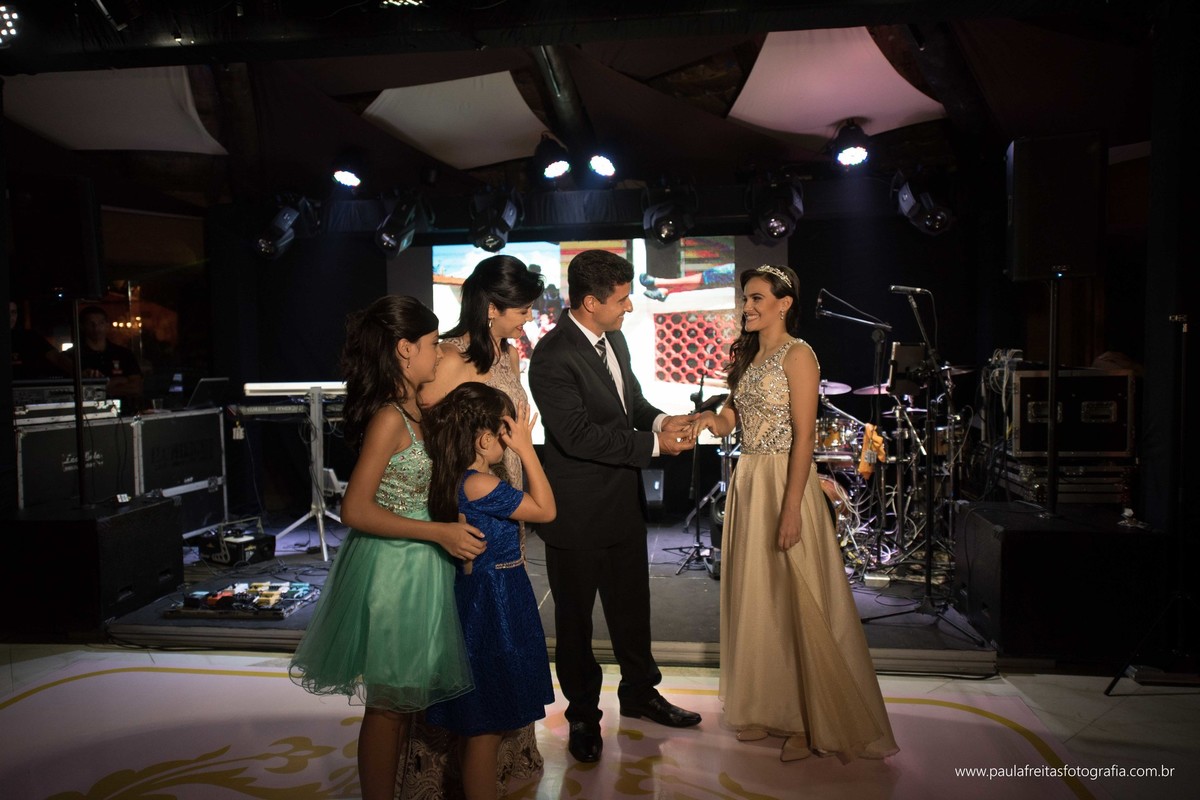 festa-de-debutante-15-anos-dourada-da-maria-celia-realizado-em-guaratingueta-sp-fotografado-por-paula-freitas-fotografia-e-video-de-supimpa (34)