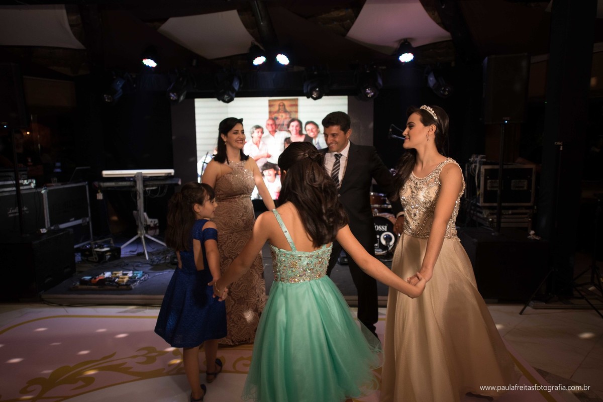 festa-de-debutante-15-anos-dourada-da-maria-celia-realizado-em-guaratingueta-sp-fotografado-por-paula-freitas-fotografia-e-video-de-supimpa (34)
