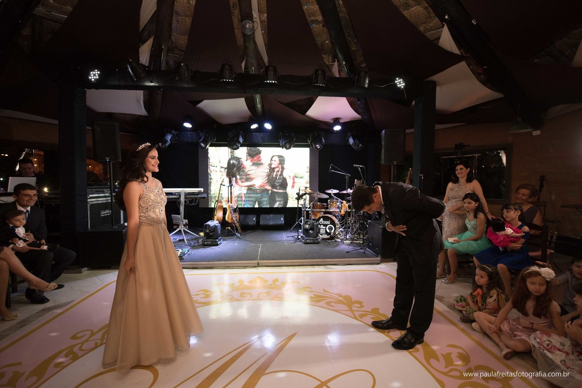 festa-de-debutante-15-anos-dourada-da-maria-celia-realizado-em-guaratingueta-sp-fotografado-por-paula-freitas-fotografia-e-video-de-supimpa (34)