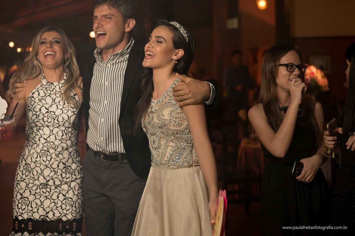 festa-de-debutante-15-anos-dourada-da-maria-celia-realizado-em-guaratingueta-sp-fotografado-por-paula-freitas-fotografia-e-video-de-supimpa (34)