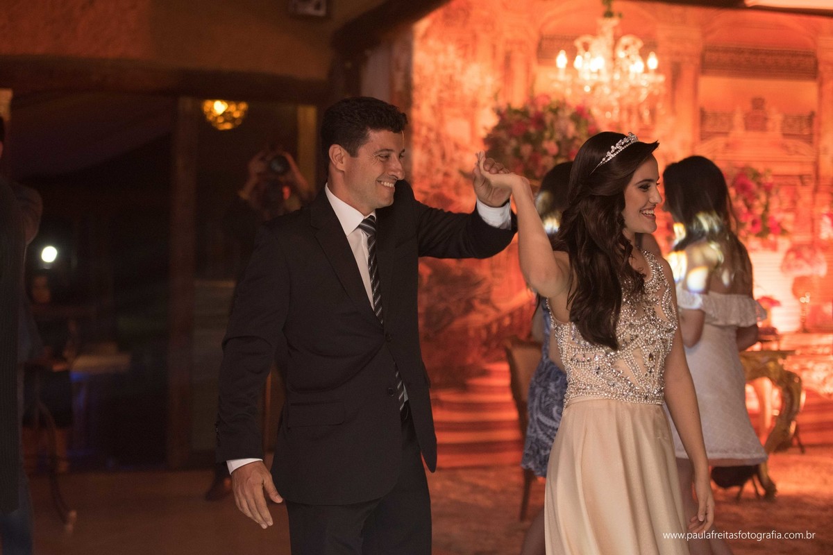 festa-de-debutante-15-anos-dourada-da-maria-celia-realizado-em-guaratingueta-sp-fotografado-por-paula-freitas-fotografia-e-video-de-supimpa (34)