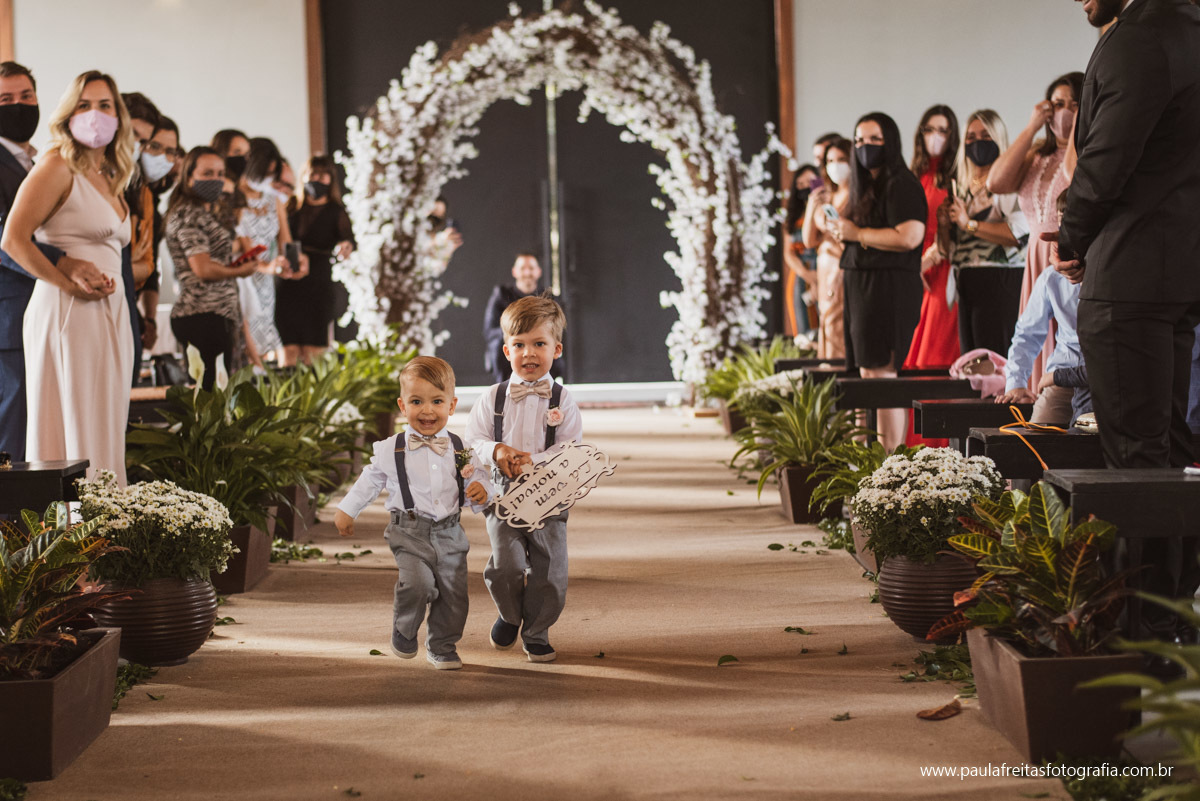 foto dos pajens entrando na igreja em casamento