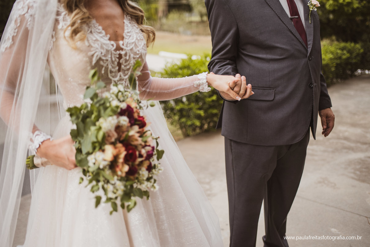 noiva com buque na entrada do casamento