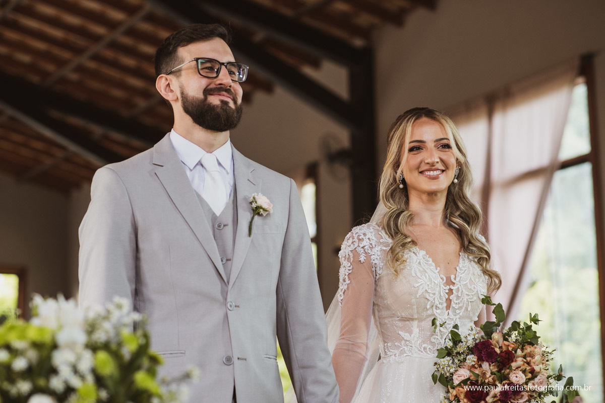 foto de noivo e noiva no altar em casamento