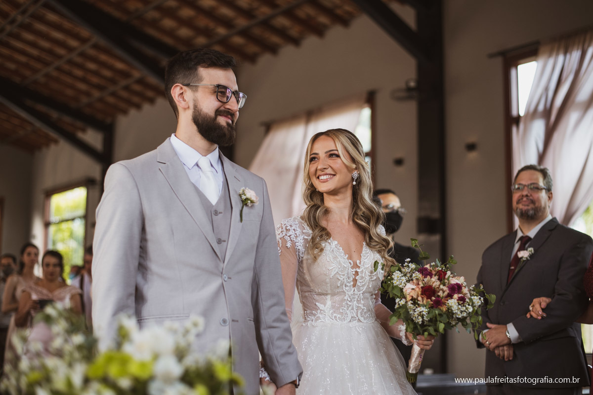 noiva e noivo no altar fotografado por pala freitas fotografia
