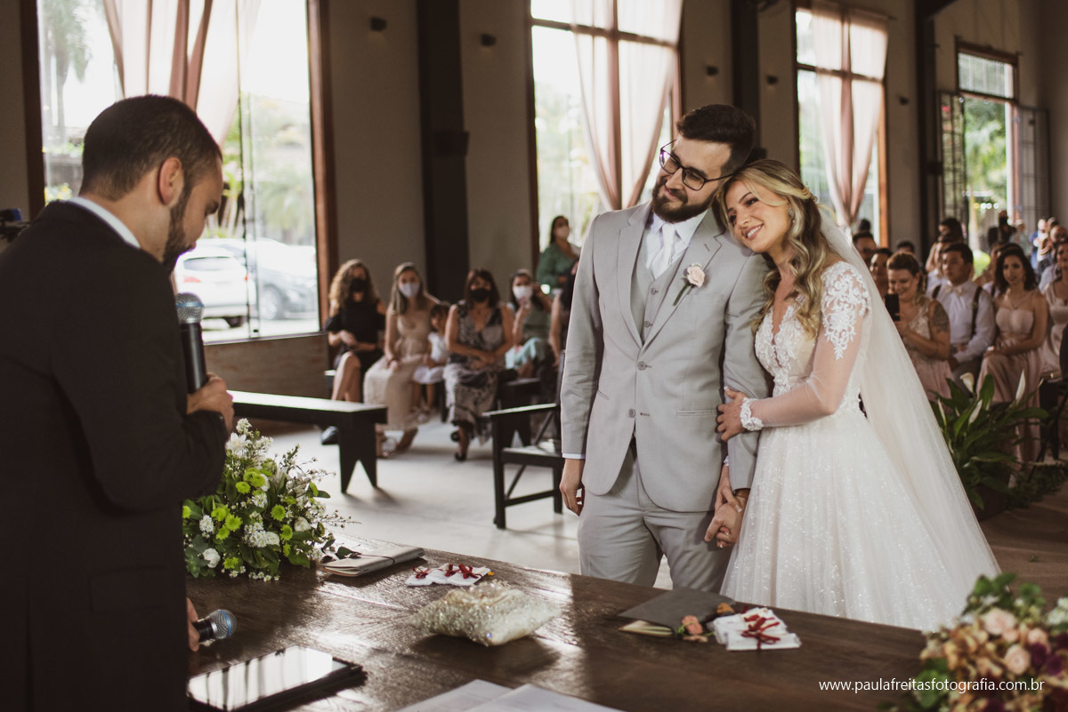 noiva e noivo no altar em casamento