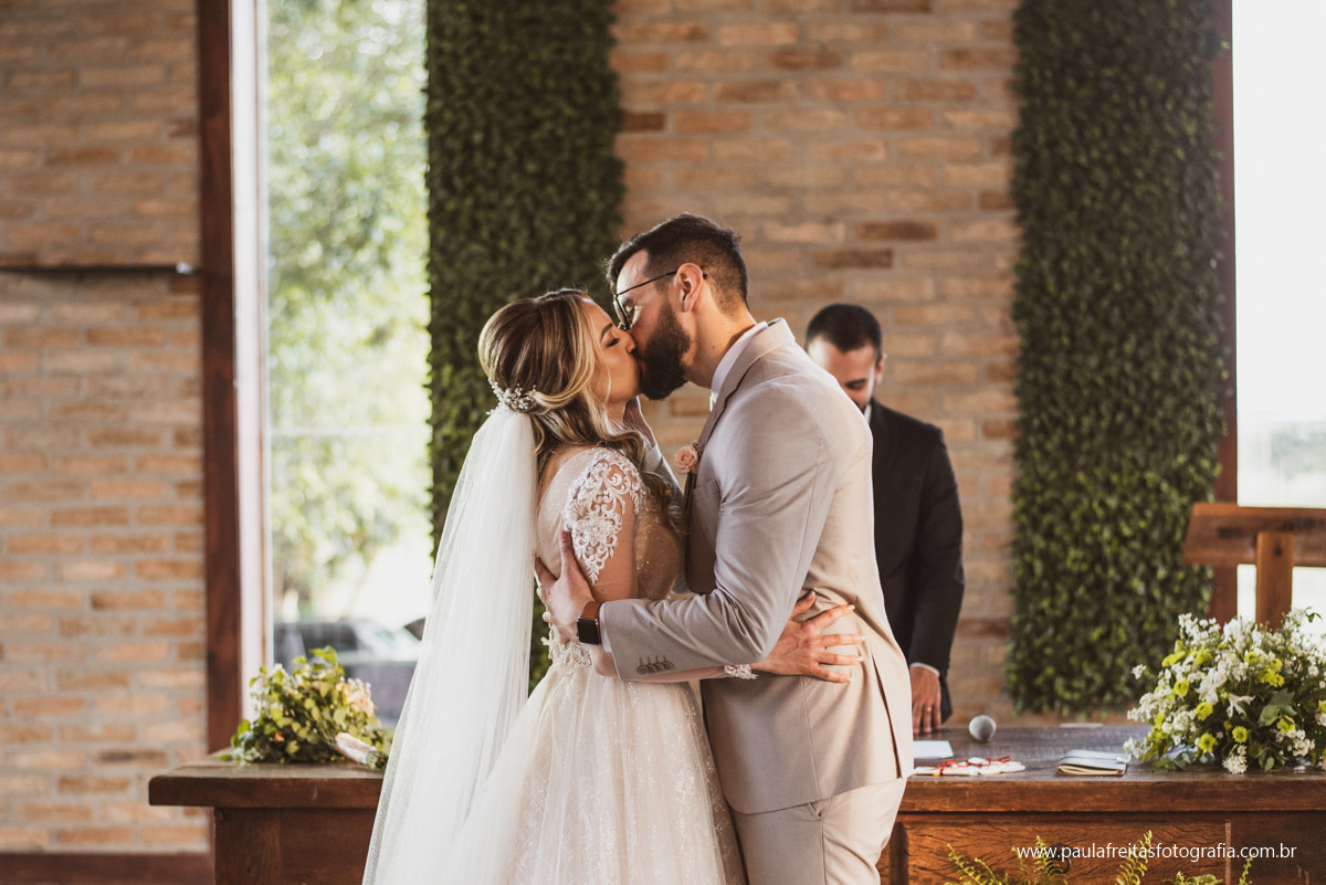 beijo da noiva e noivo no casamento