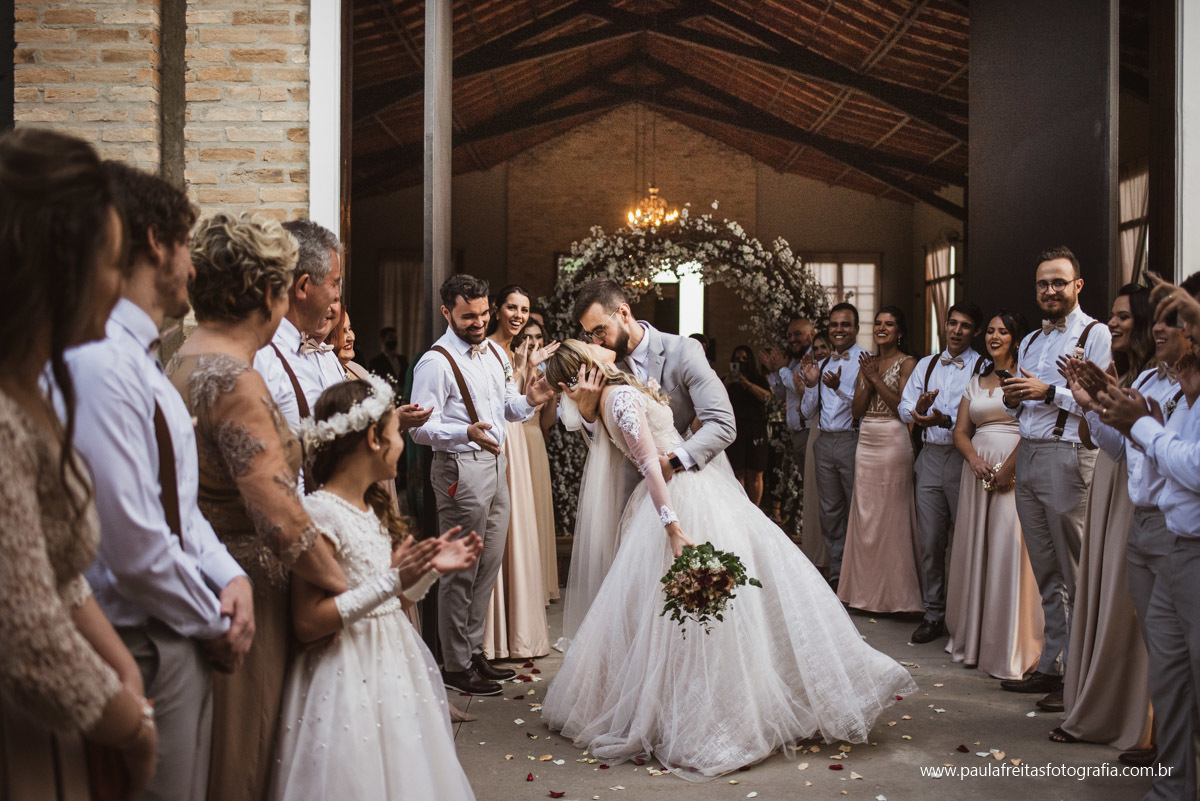 beijo dos noivos na saida do casamento