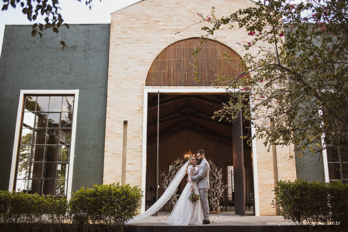 foto de casal na porta da igreja fotografado por paula freitas fotografia