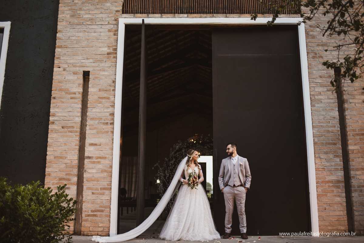 casal na porta da igreja em casamento taubate sp