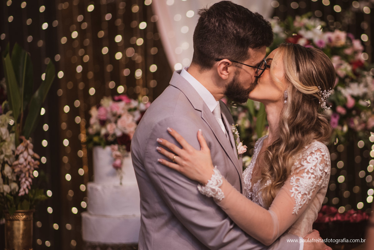 beijo dos noivos  em casamento taubate sp fotografado por paula freitas