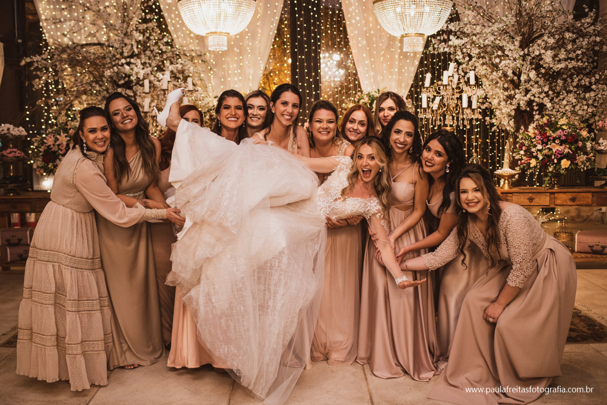 foto da noiva com as madrinhas em casamento taubate sp