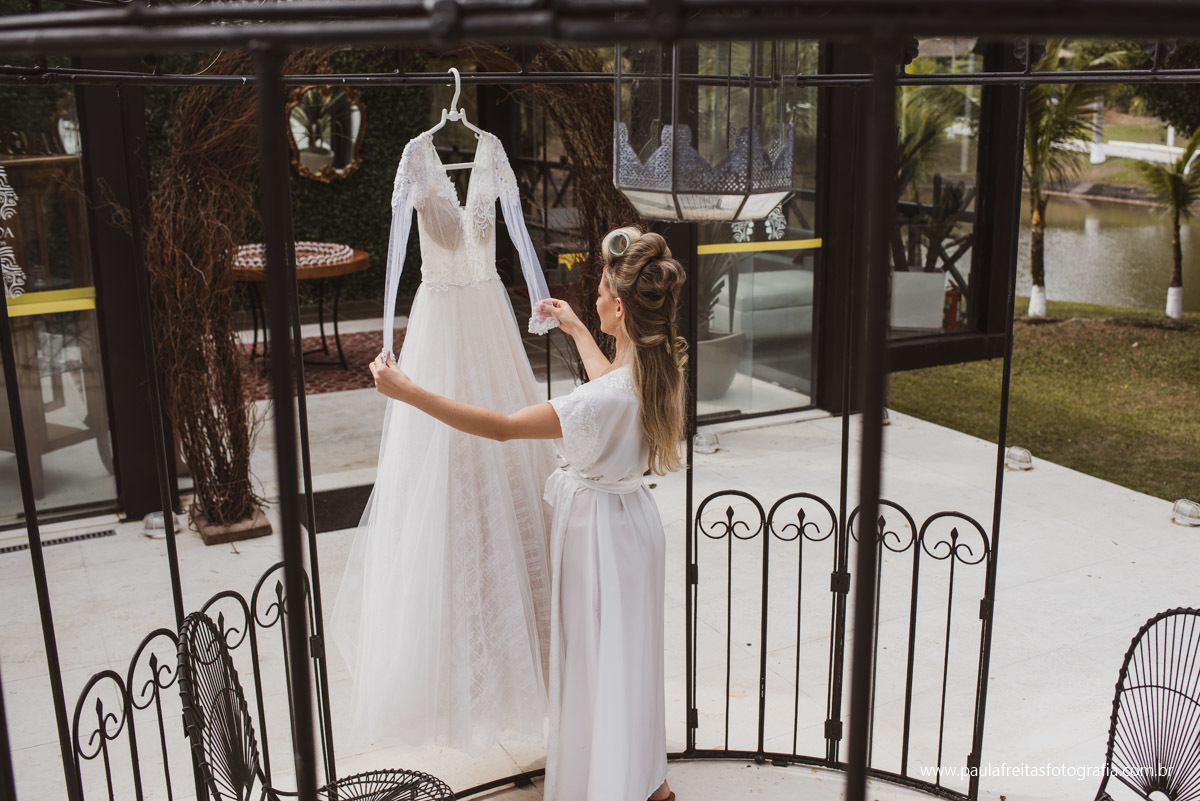 foto  mostrando o vestido de noiva fotografado por paula freitas fotografia