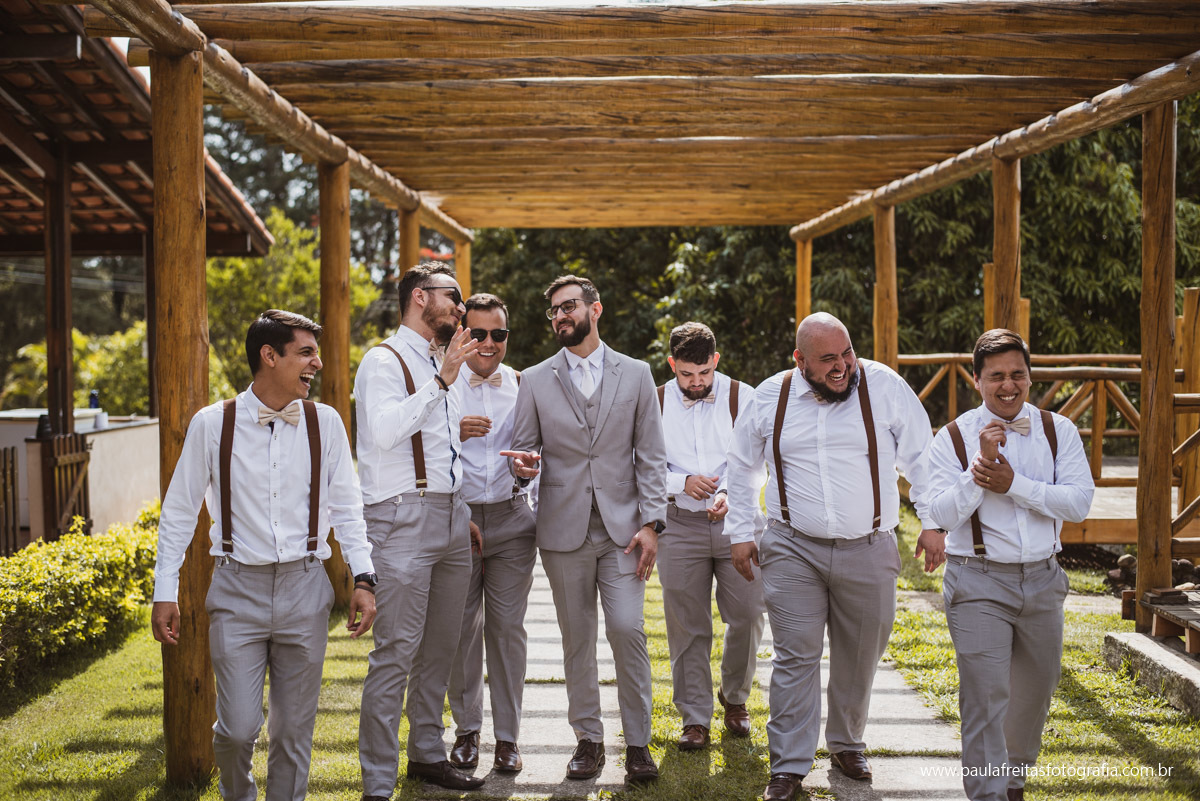foto do noivo com os padrinhos em casamento