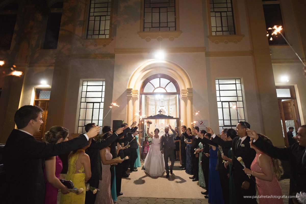 studio-venus-em-guaratingueta-igreja-orfanato-de-guaratingueta-clube-dos-bancarios-casamento-mariana-e-magnum-decoração-buffet-da-alcirene-fotografia-paula-freitas-fotografia