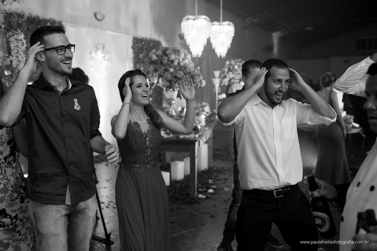 studio-venus-em-guaratingueta-igreja-orfanato-de-guaratingueta-clube-dos-bancarios-casamento-mariana-e-magnum-decoração-buffet-da-alcirene-fotografia-paula-freitas-fotografia