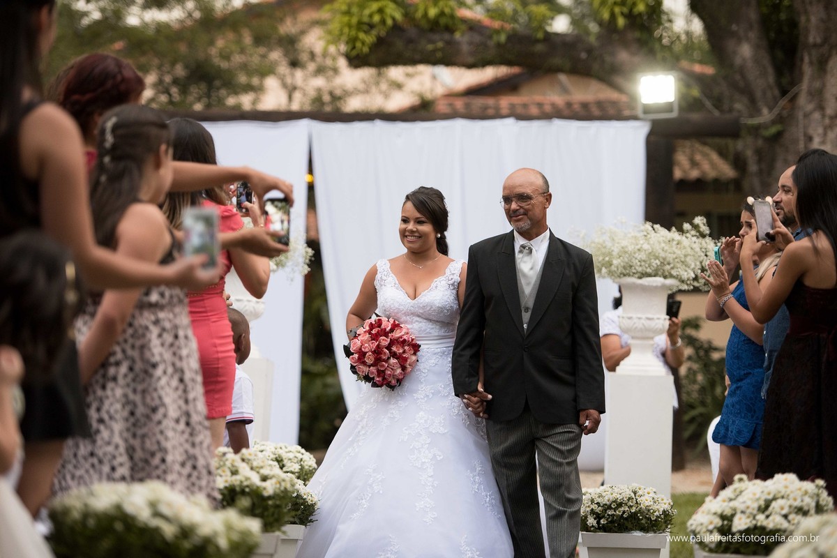 casamento-no-aberto-casamento-no-campode-tamiris-e-joy-em-guaratingueta-recanto-vip-fotografado-por-paula-freitas-fotografia